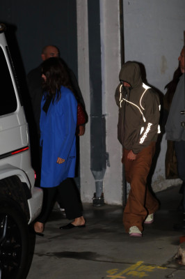 22.10 | Justin e Hailey Bieber deixando um culto da Churchome à noite, em Beverly Hills.