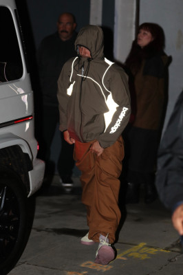 22.10 | Justin e Hailey Bieber deixando um culto da Churchome à noite, em Beverly Hills.
