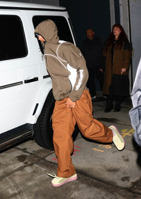 21.10 | Justin e Hailey Bieber chegando na Churchome, em Beverly Hills.