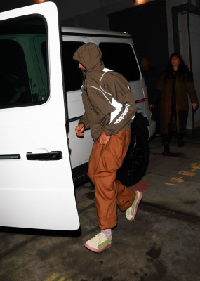 21.10 | Justin e Hailey Bieber chegando na Churchome, em Beverly Hills.