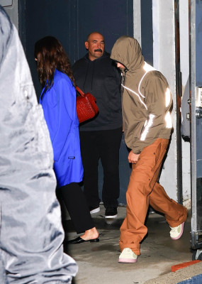 21.10 | Justin e Hailey Bieber chegando na Churchome, em Beverly Hills.